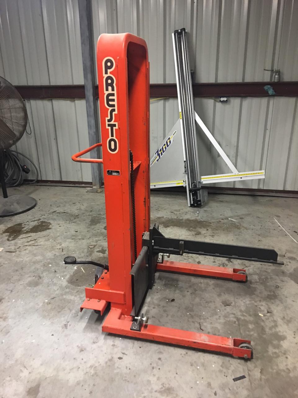 Lot 27 Lee Engineering Presto 1,000 lb Capacity Lift Model M452DWP