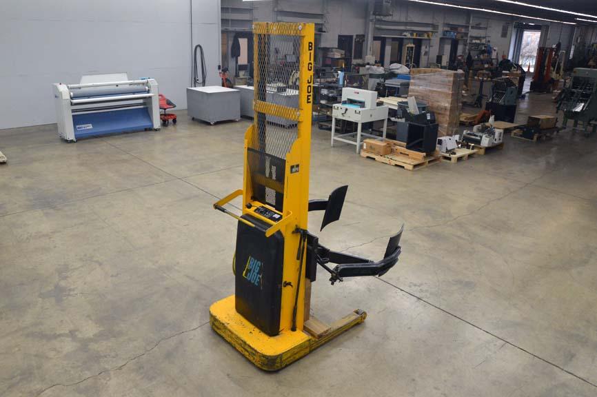 Lot #97: Big Joe 1518-A7 1500 Lb Capacity Manual Paper Roll Lift - WireBids