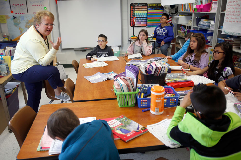 Sunny Hill Elementary teacher Nancy Kontney works with students in the Carpentersville school. Sunny Hill is one of 649 schools in Illinois where more than 90 percent of students are low income. The number of Illinois schools dealing with concentrated poverty has swelled in the last decade. (The Daily Herald/Brian Hill)