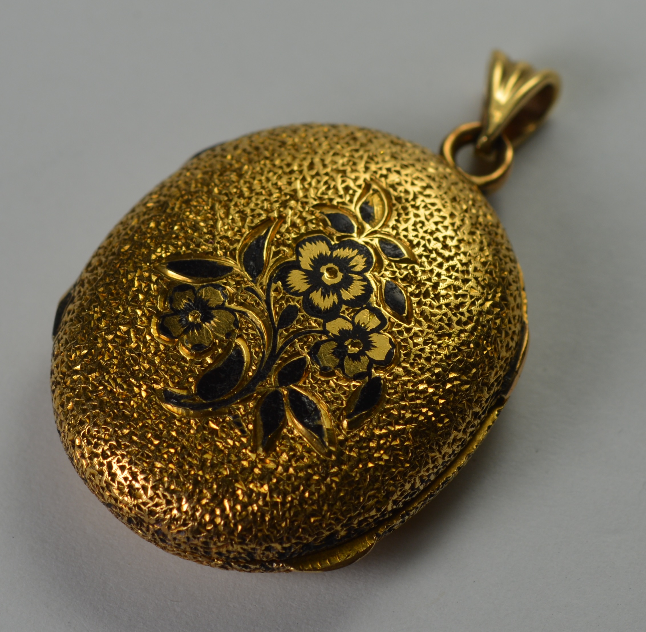 Gold locket flower design Clearance