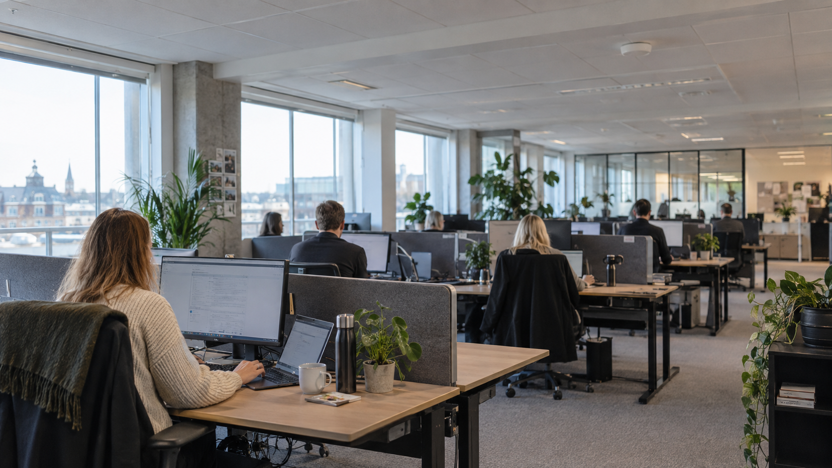 Stort kontormiljø med mange brugere på samme netværk