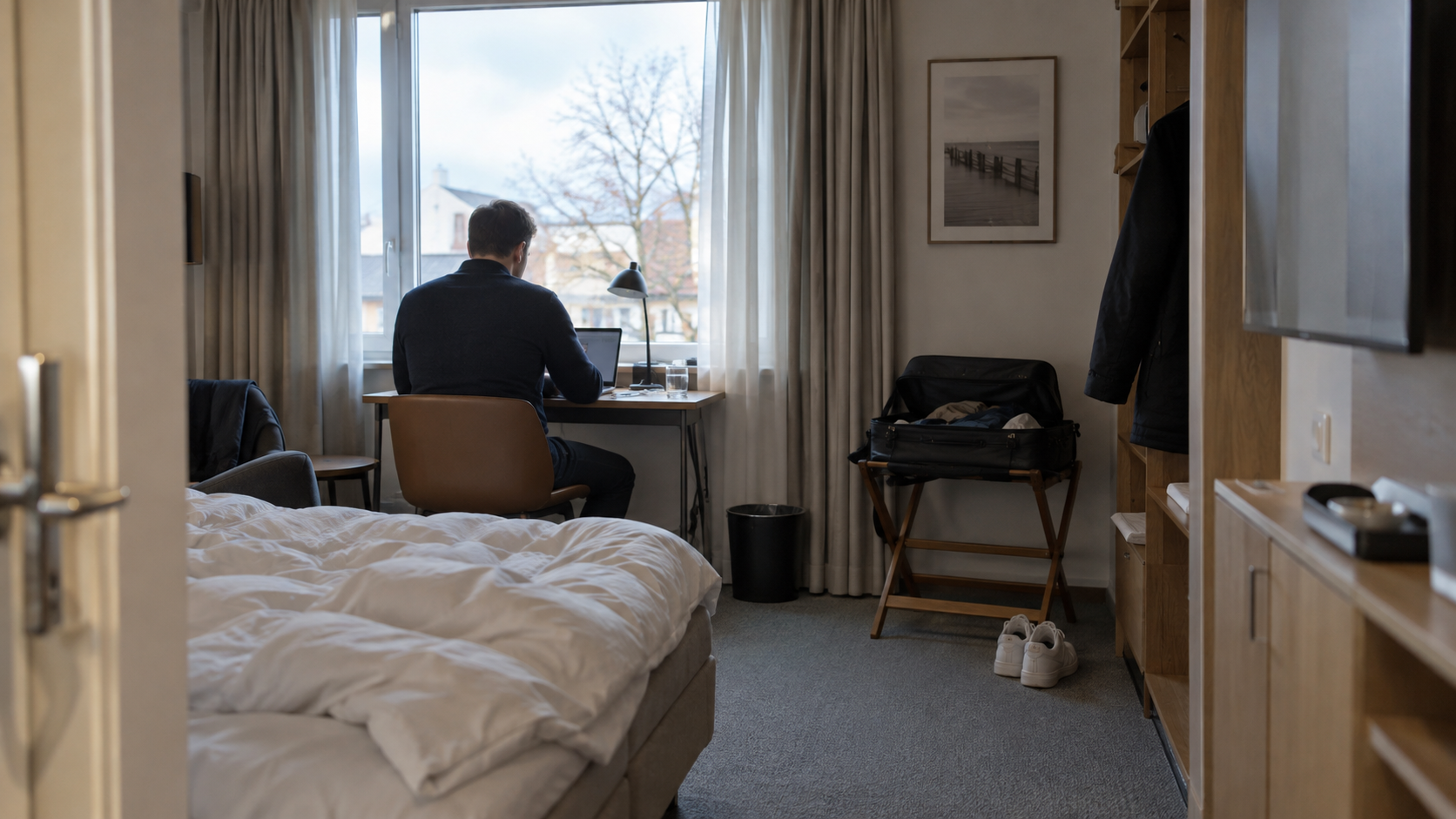 Hotelgæst arbejder på værelset med stabilt Wi-Fi
