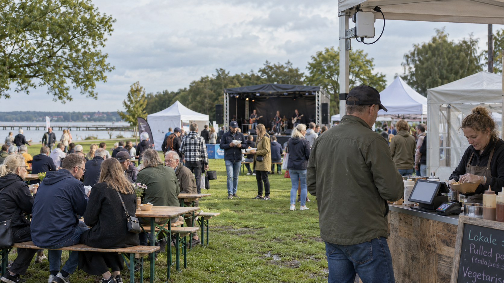 Udendørs event med scene, boder og midlertidigt netværk