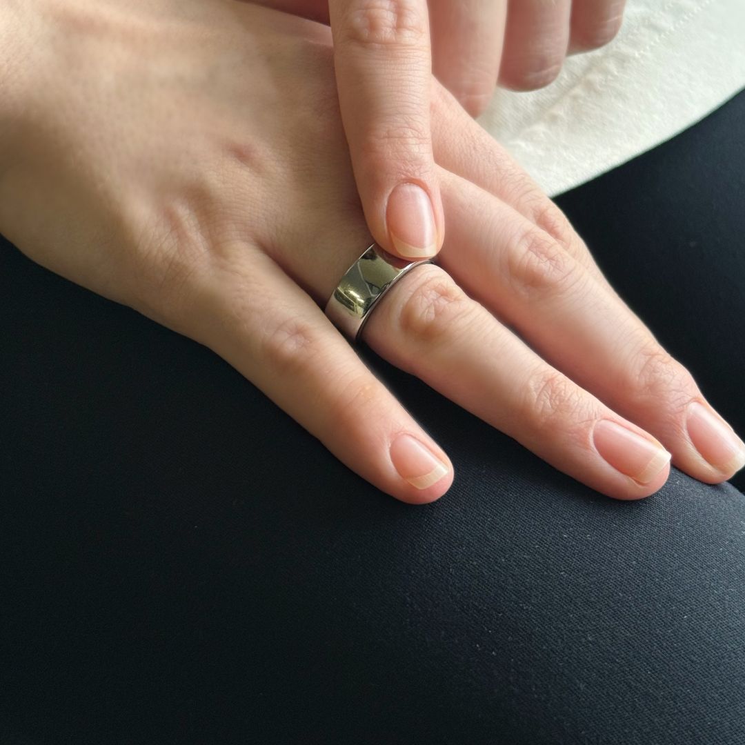 Close-up of a hand wearing the Circular Ring 2 in silver titanium