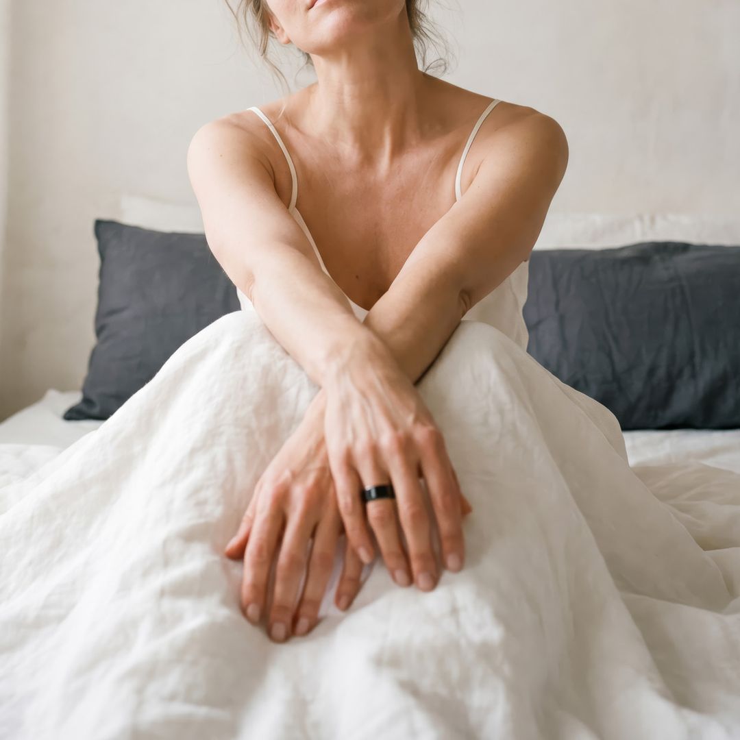 Woman resting while wearing the Circular Ring in black titanium