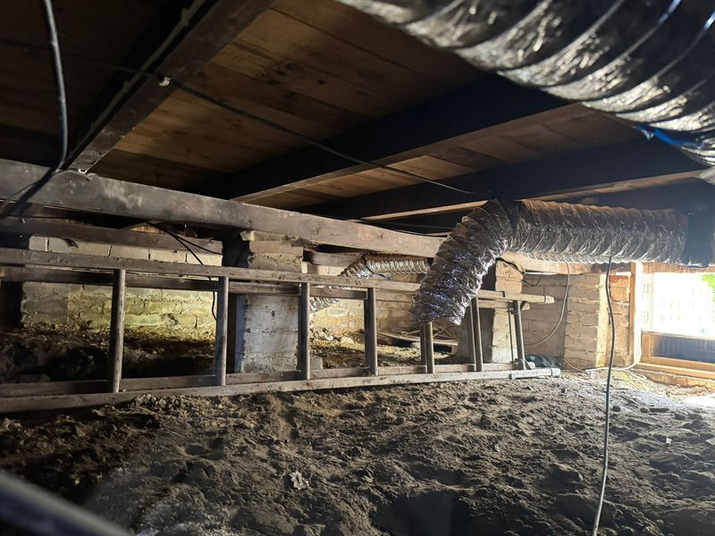 Underfloor ventilation system fitted in a crawl space