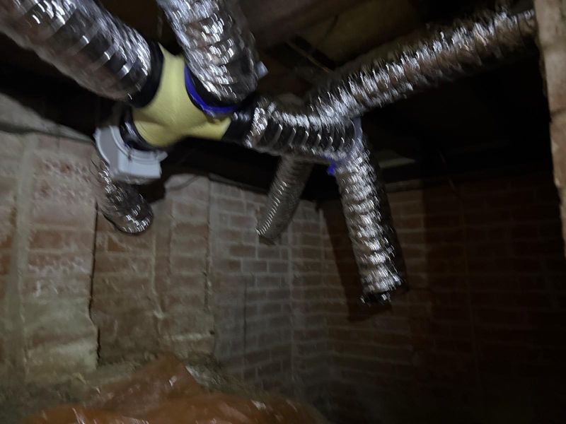 Underfloor ducting connected to a mixed-flow fan