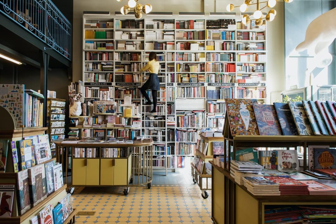 Une librairie aux rayonnages remplis de livres