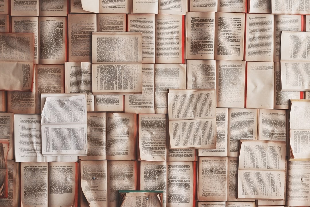 Des pages de livres couvrant un mur