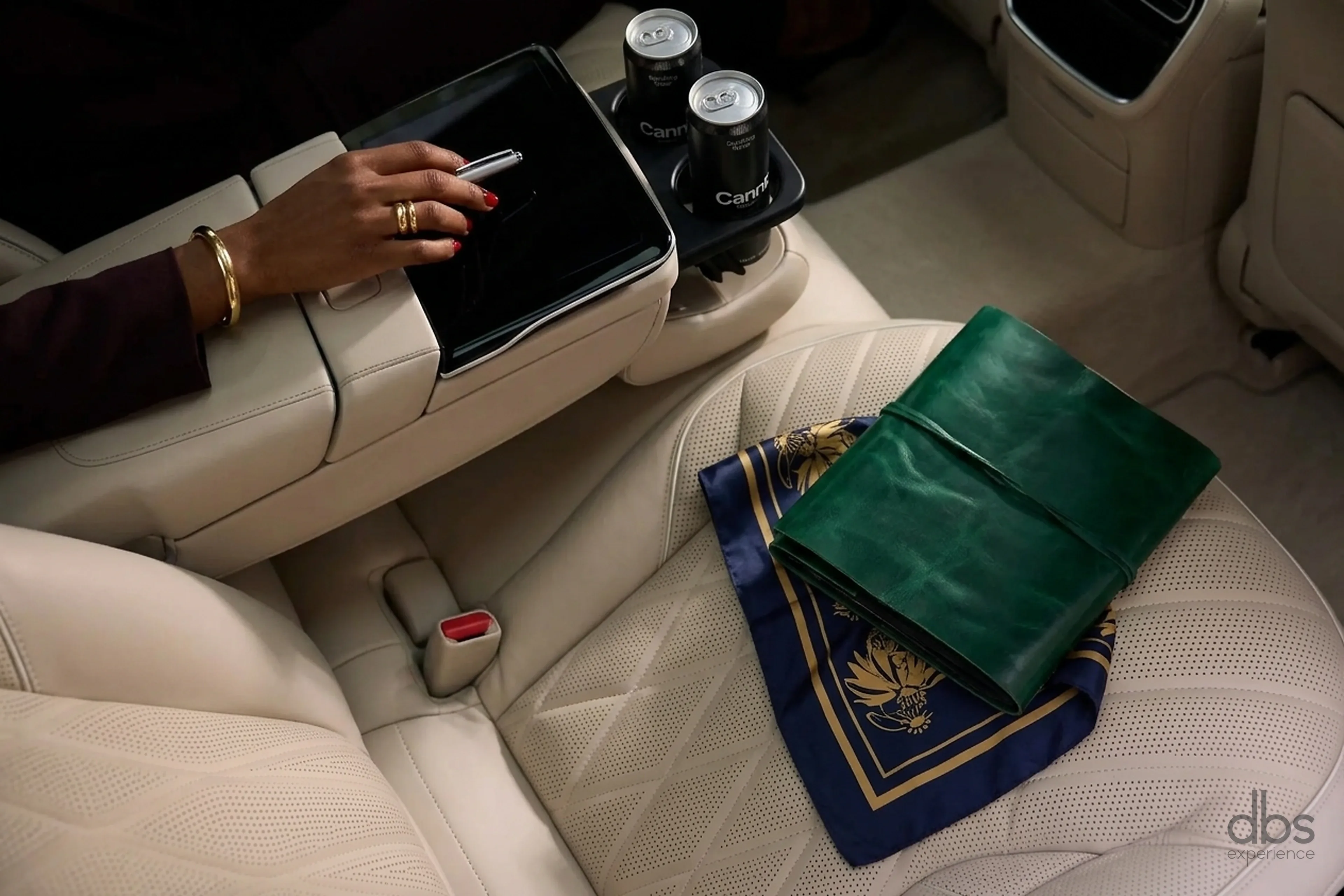Sièges arrière en cuir crème d’une Mercedes Classe S avec chauffeur à Paris