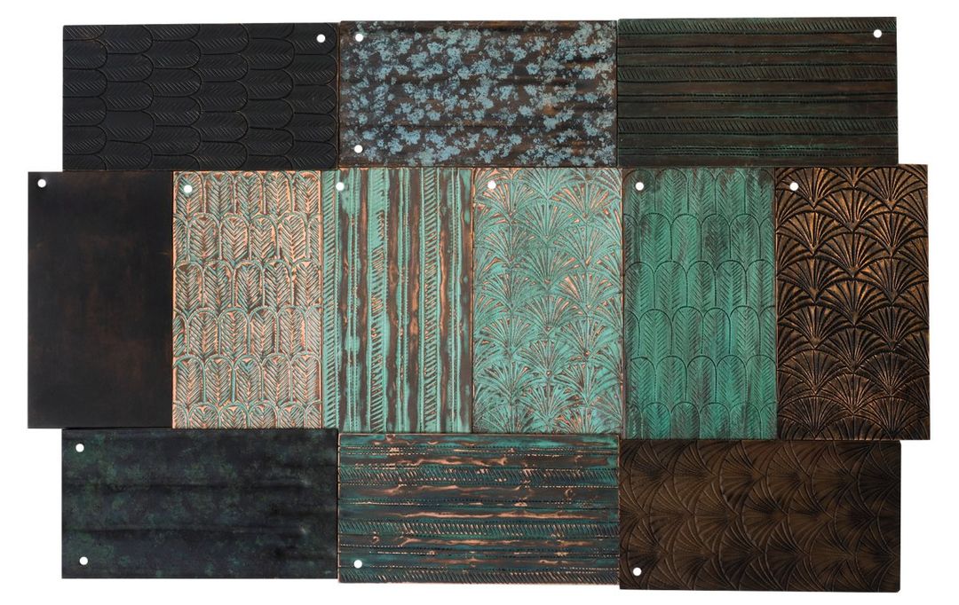 Muestras de pátinas aplicadas a mano en verde, negro y marrón sobre paneles de metal martillado — Amoretti Brothers