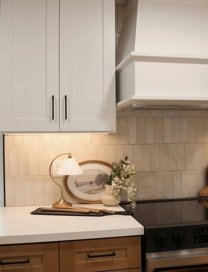 Kitchen backsplash in ivory glazed ceramic stacked vertically