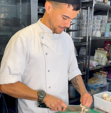 A V&Me chef preparing fresh vegetables