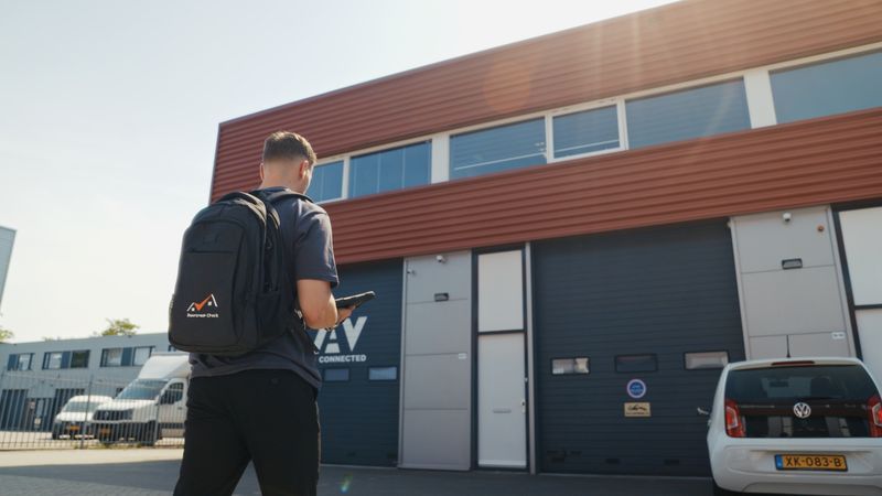 Adviseur van Duurzaam Check op locatie bij een bedrijfspand