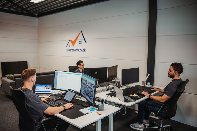 Het team van Duurzaam Check aan het werk op kantoor