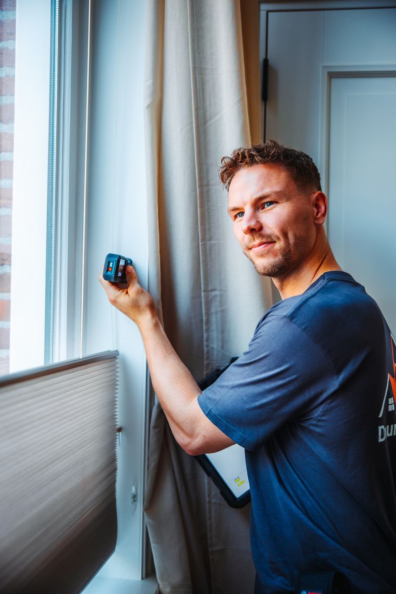 Een adviseur van Duurzaam Check meet een woning op