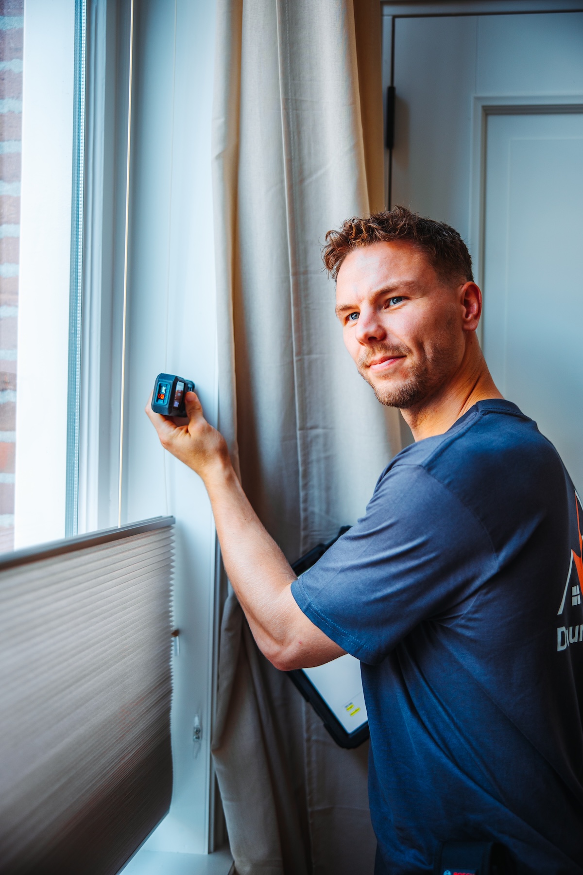 Een adviseur van Duurzaam Check tijdens een opname met meetapparatuur