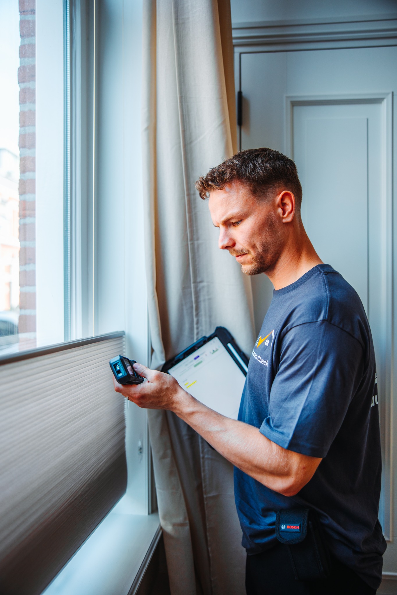 Een adviseur van Duurzaam Check verzamelt gegevens tijdens een woningopname