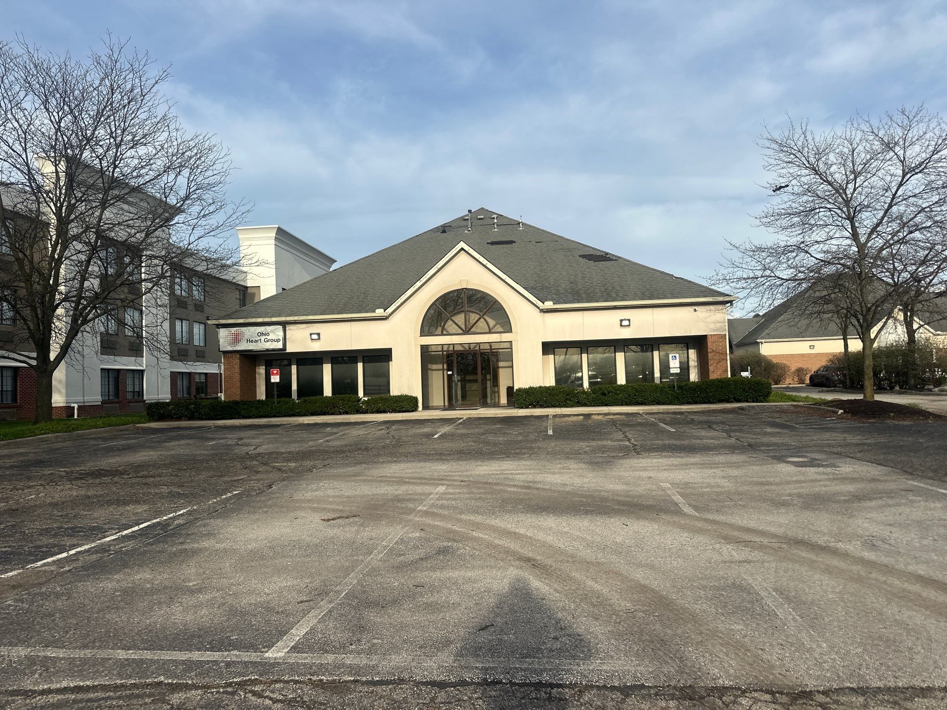 Ohio Heart Group brick building and existing roof before the roof replacement