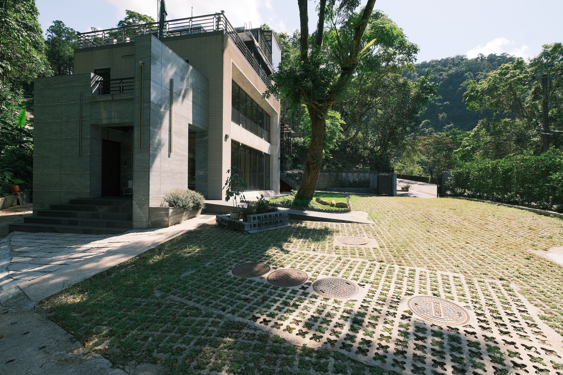 戶外庭園、莊園建築與綠地停車區