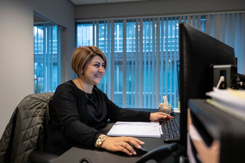 Collega aan het werk in het kantoor