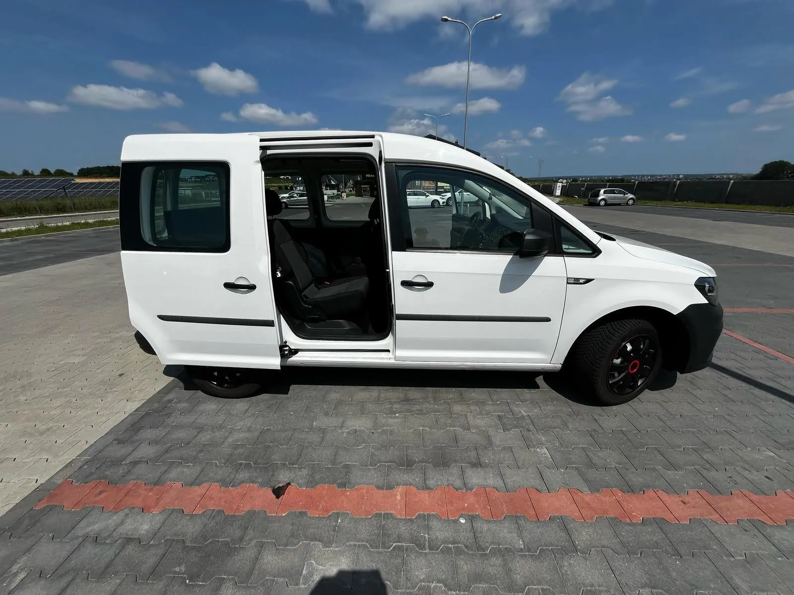 Volkswagen Caddy z otwartymi drzwiami bocznymi