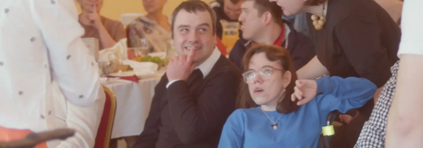 Grupa uczestników przy stole