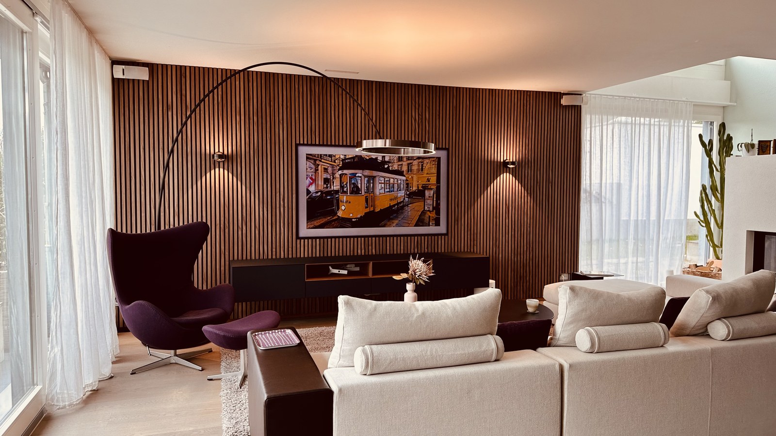 Wohnzimmer in Uster nach der Licht- und Interior-Beratung mit warmer Lichtstimmung und neu gestalteter Einrichtung.