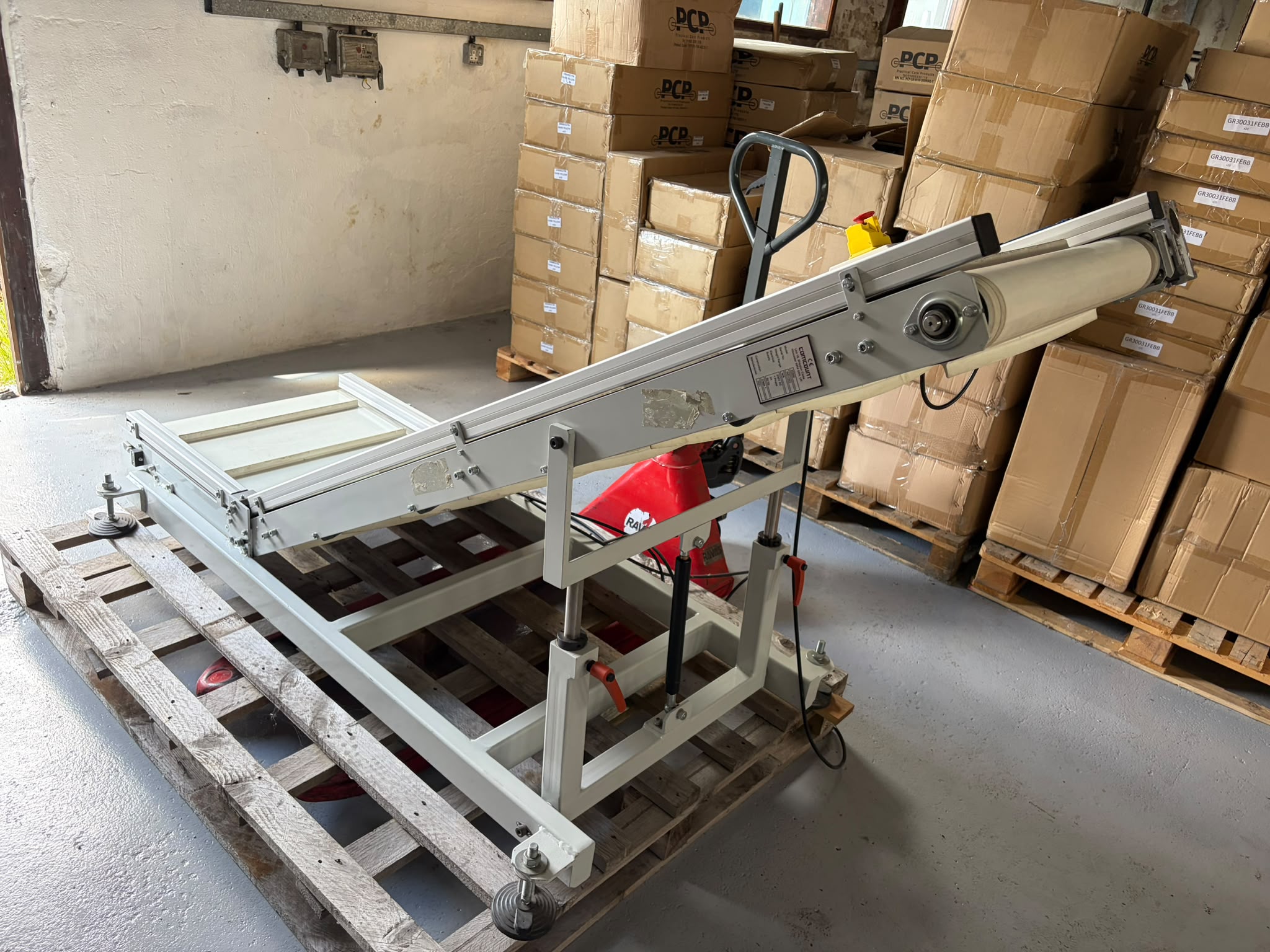 Inclined takeaway conveyor supplied with the Autobag 850S