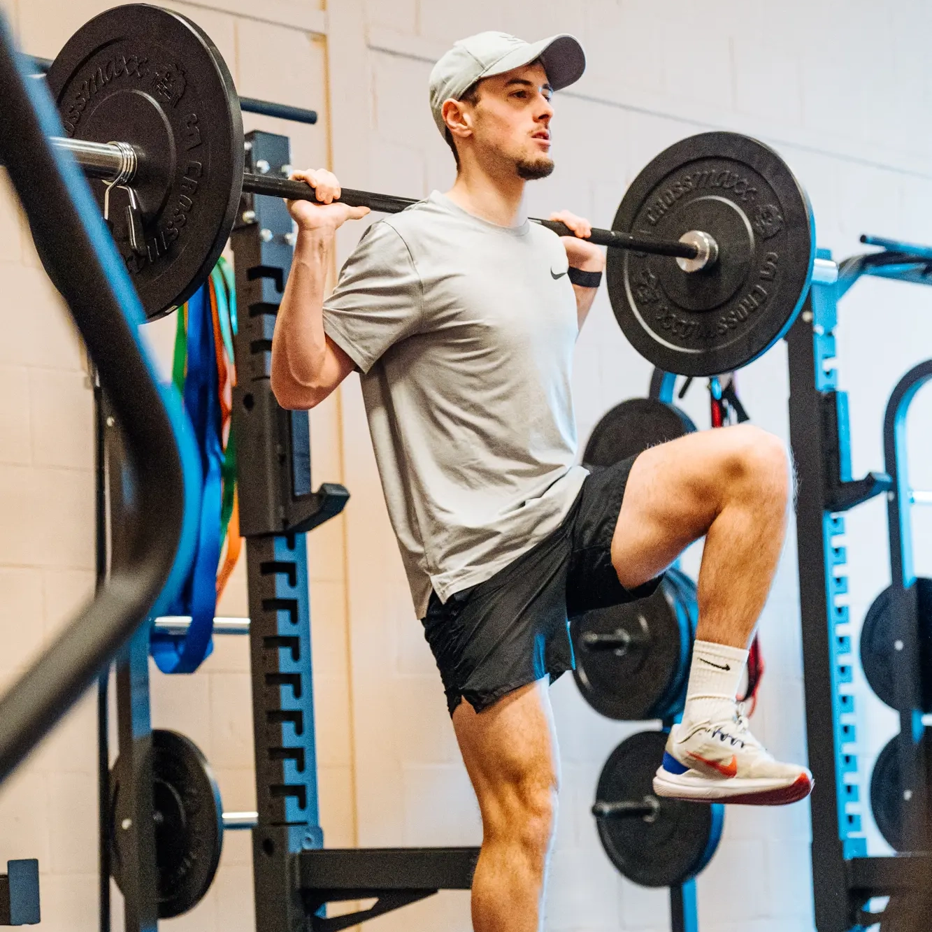 Sporter doet een step-up met halter tijdens training