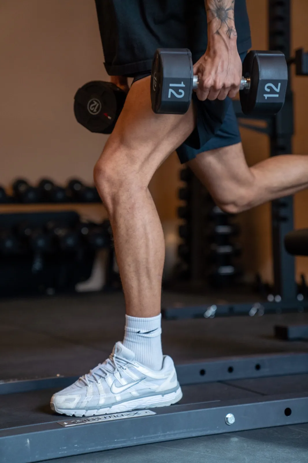 Sporter doet een lunge met dumbbells tijdens krachttraining