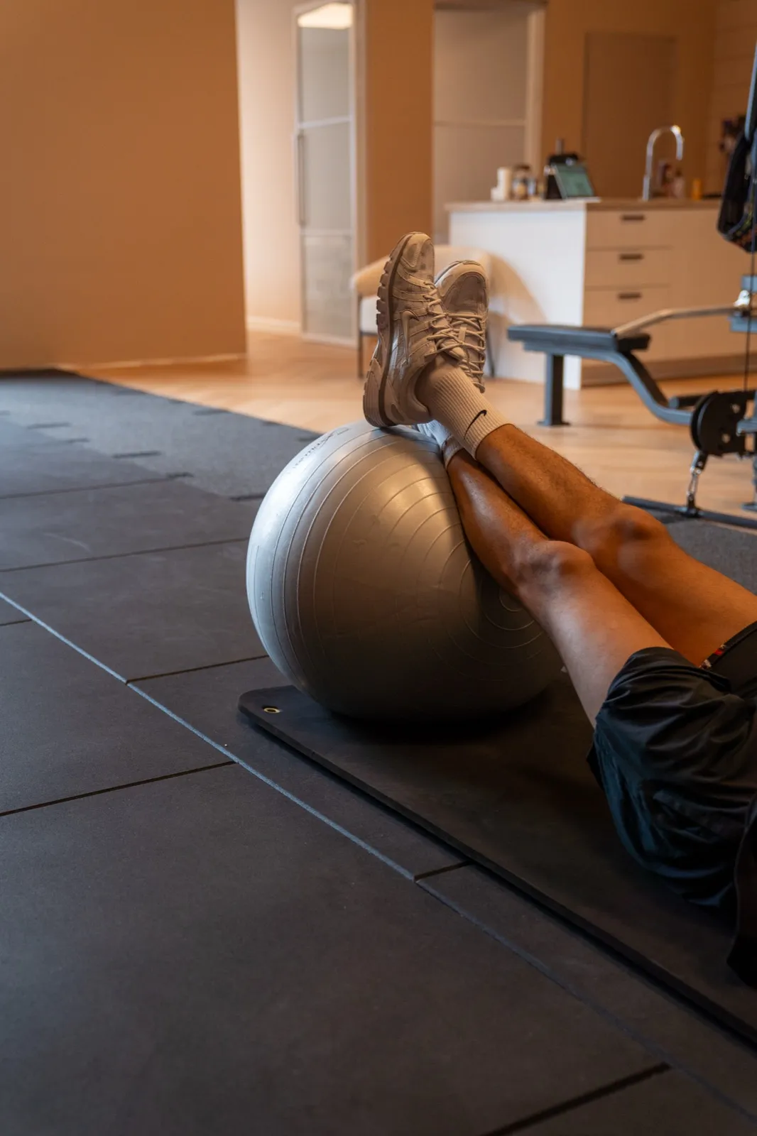 Hamstringoefening met de voeten op een fitbal