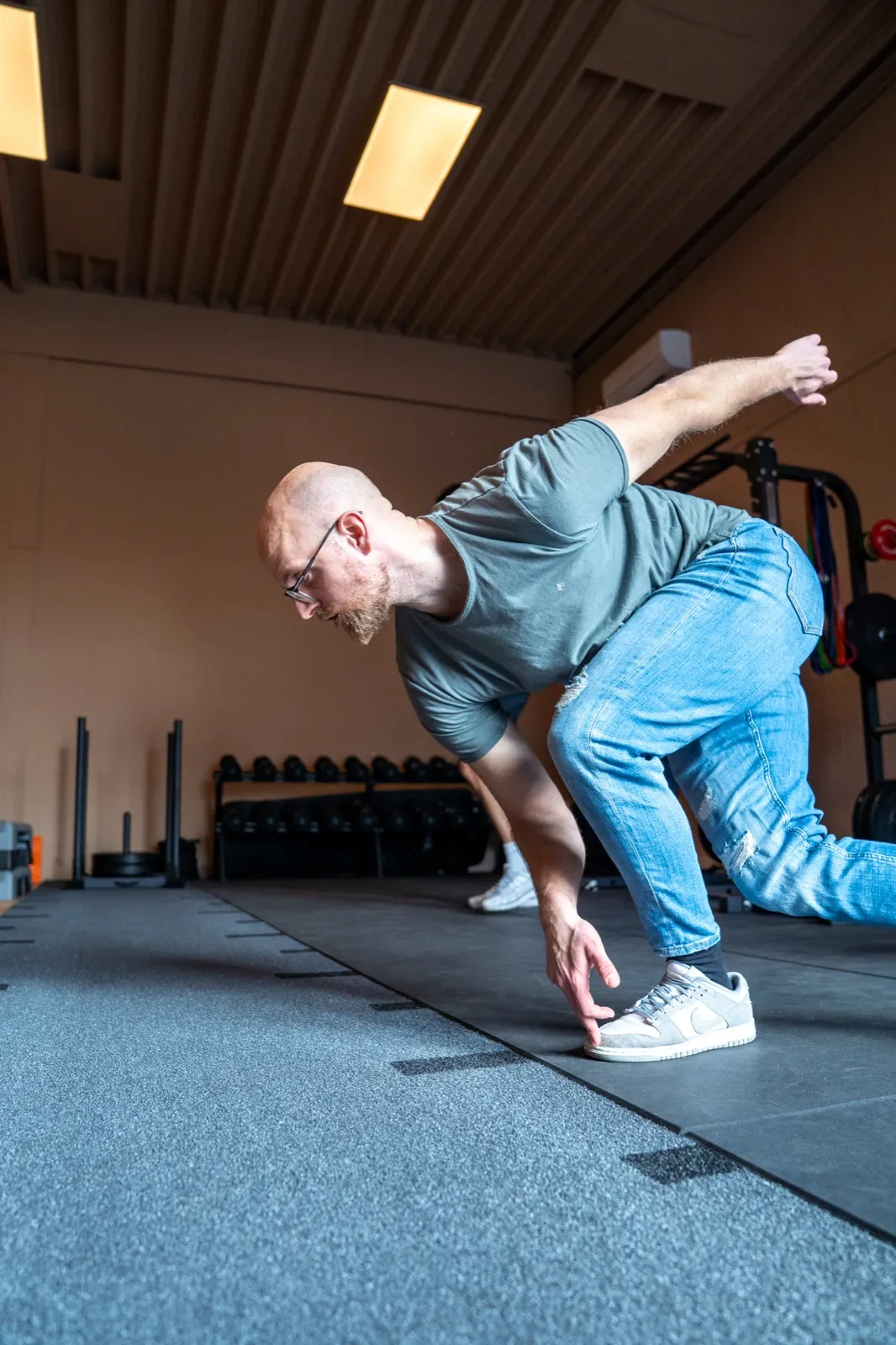 Roald Otten doet een oefening voor in de trainingsruimte van Fitbase