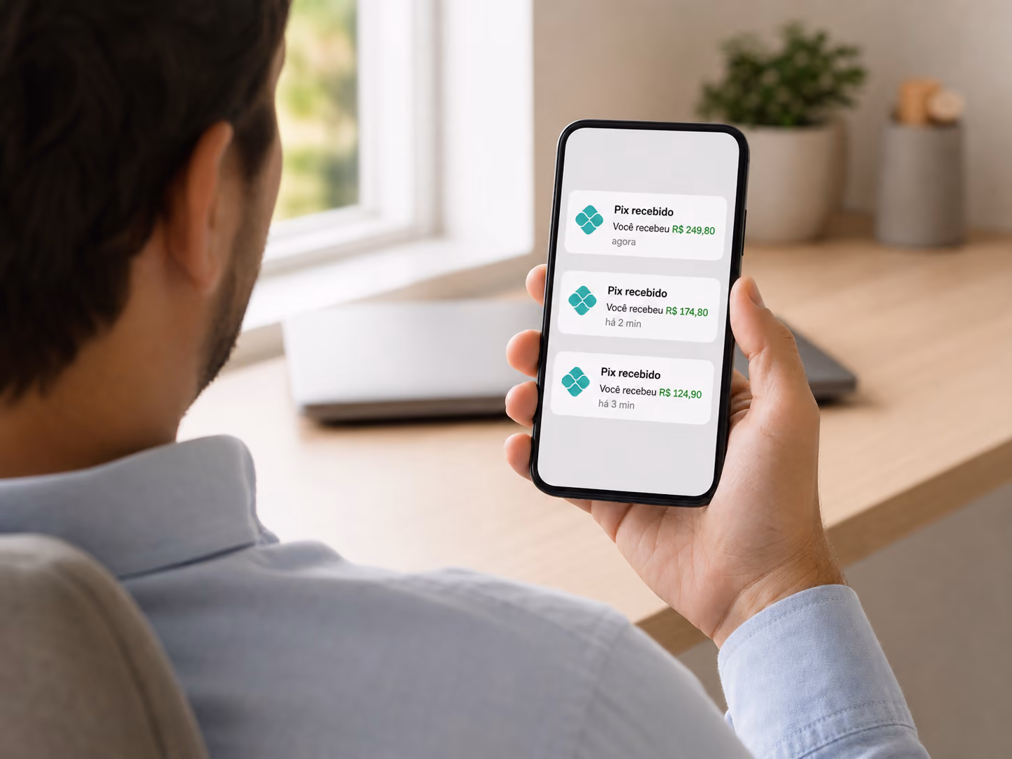 Afiliado recebendo notificações de comissão e pagamento via Pix no celular.