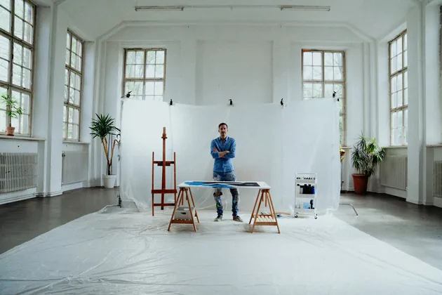Künstler im Studio vor weißem Hintergrund