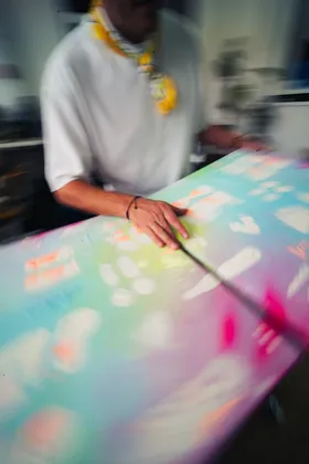 Künstler bemalt ein Board im Atelier