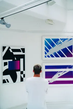 Besucher betrachtet Kunstwerke in einer Galerie
