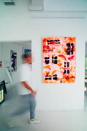 Gemälde in einer Galerie
