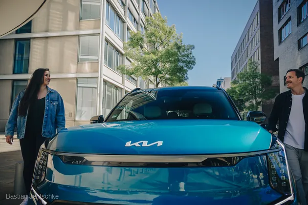 Kia EV9 mit zwei Models in der Hamburger City