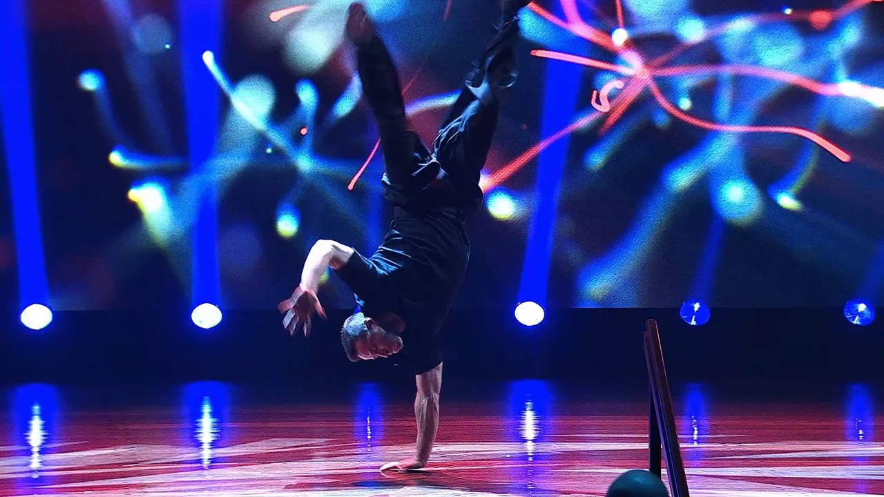 Danser på scenen under Kavliprisen 2026 i Oslo Konserthus