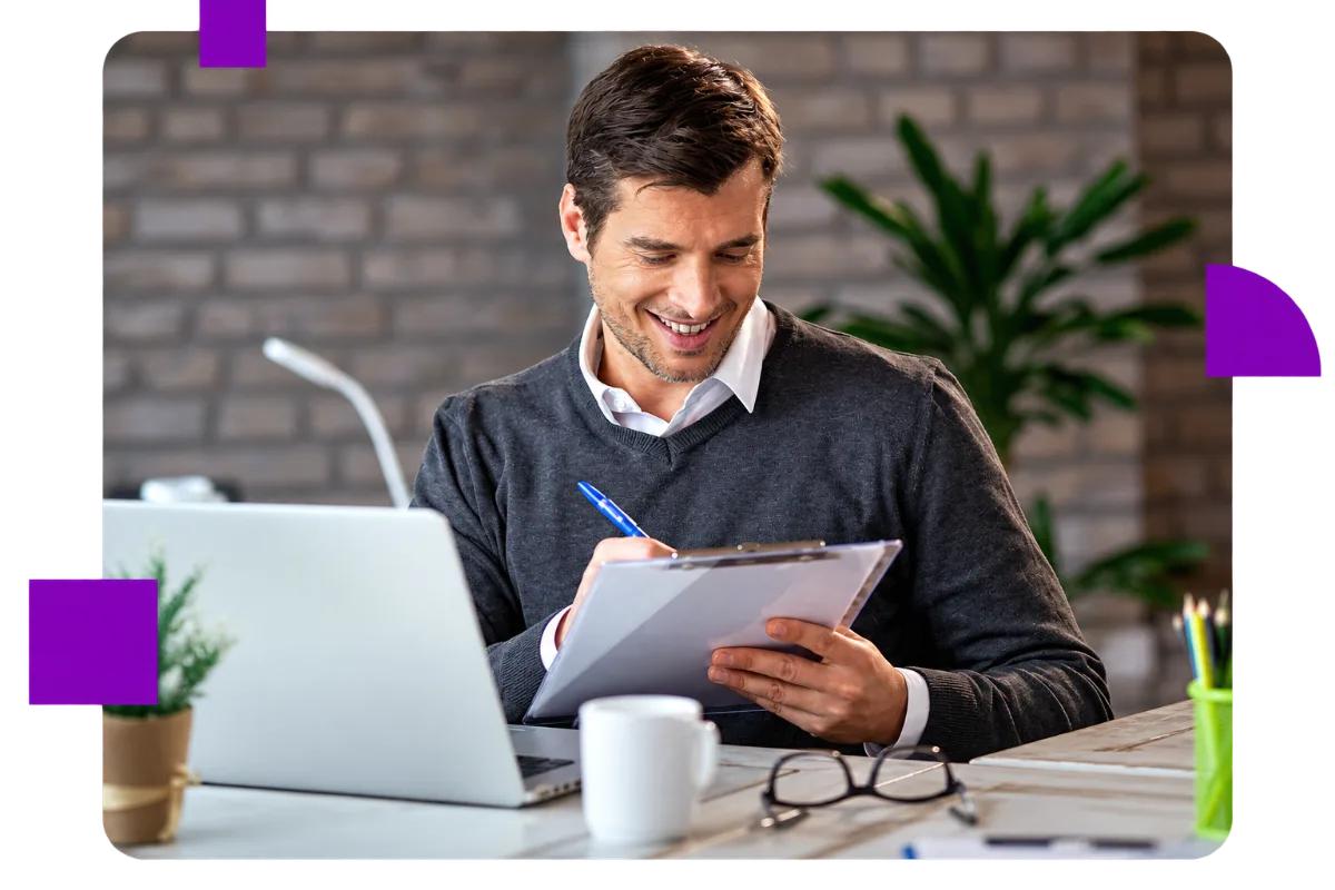 Homem sorrindo usando a plataforma Simplifique, que exibe telas de gestão financeira e emissão de notas fiscais