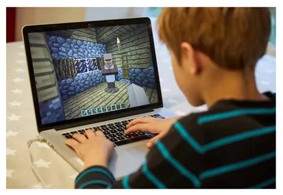 Criança a criar mundos no Minecraft