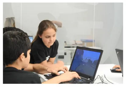 Alunos a programar em computador