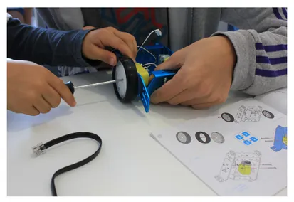 Alunos a montar um robot