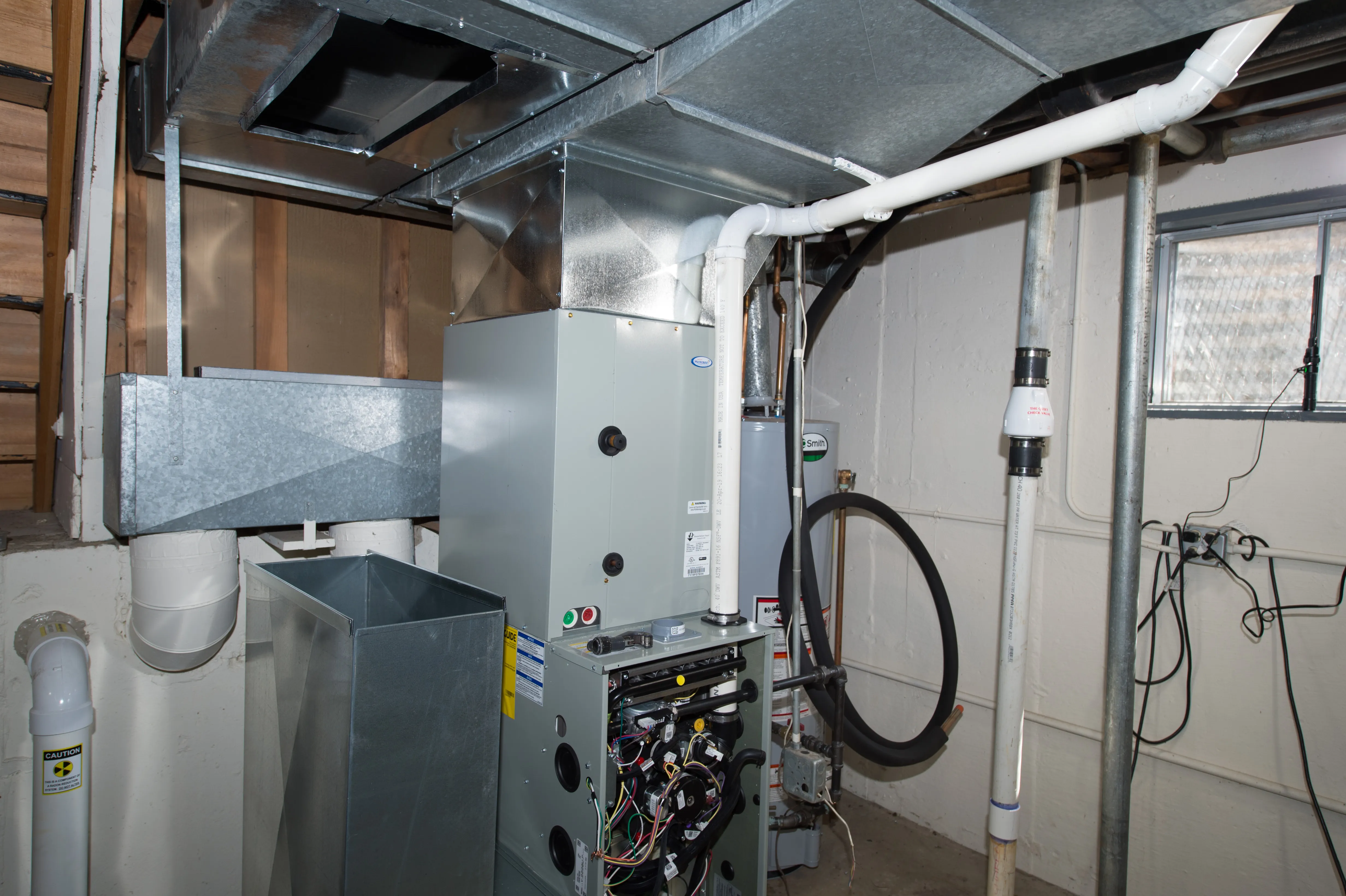 Hot-water boiler with zone manifold, expansion tank and venting