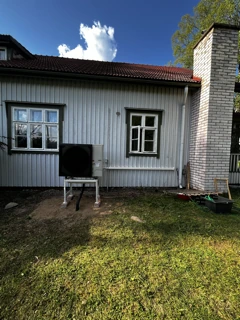 Ulkoyksikkö puutalon pihassa