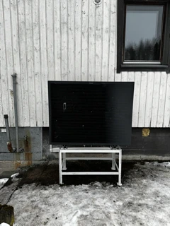 Ulkoyksikkö maatelineellä