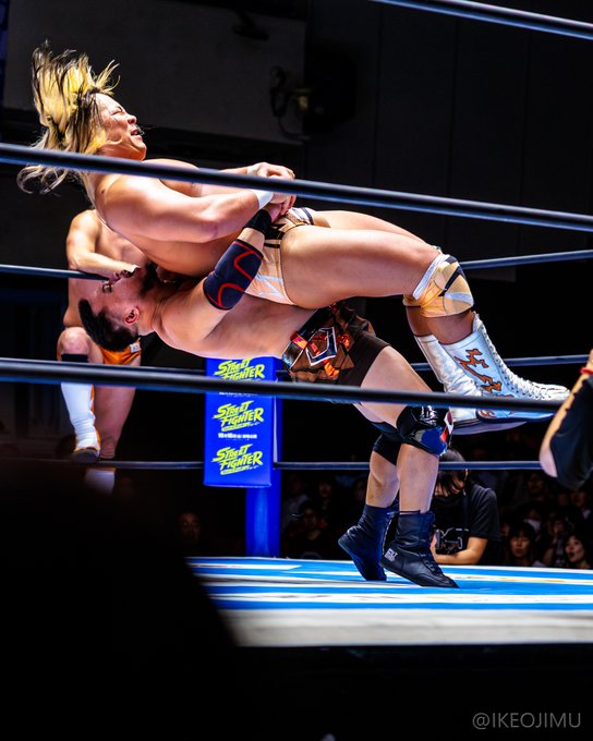 Ares battles Ryohei Oiwa at Korakuen Hall