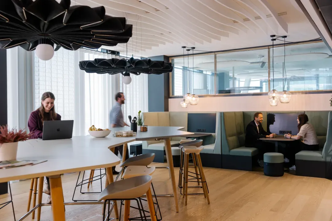 Arbeitsbereich im fab4minds-Büro