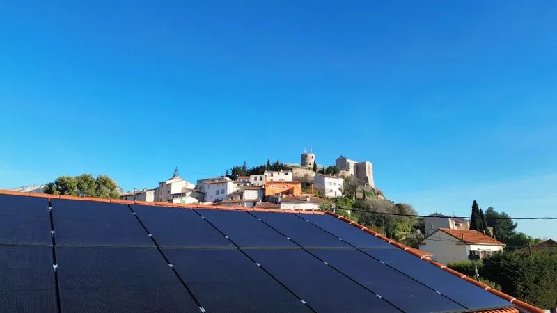 Panneaux photovoltaïques installés sur une toiture en tuiles à La Garde.